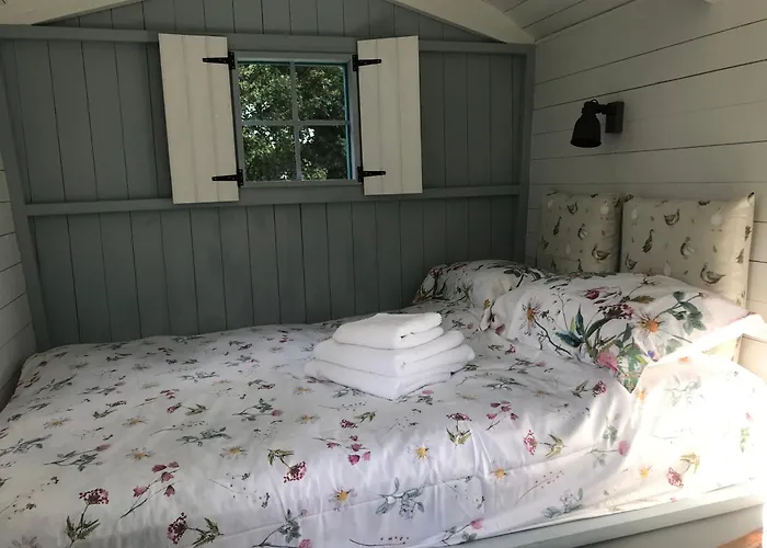 Woodpecker Shepherd Hut With Private Facilities Newmarket Cb8