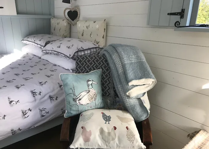 Woodpecker Shepherd Hut With Private Facilities Newmarket Cb8