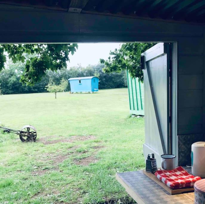 Woodpecker Shepherd Hut With Private Facilities Newmarket Cb8 Cambridge (Cambridgeshire)