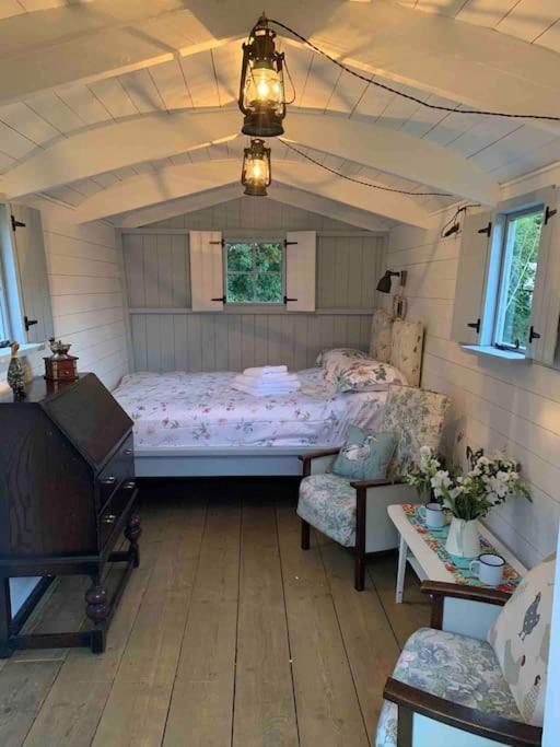 Woodpecker Shepherd Hut With Private Facilities Newmarket Cb8 Apartment Cambridge (Cambridgeshire)
