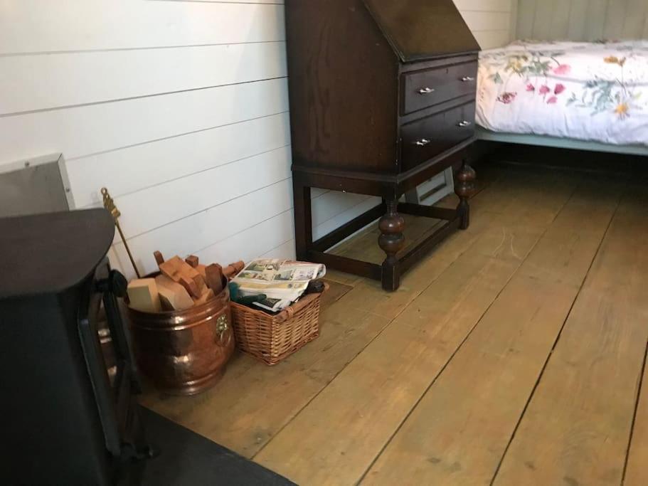 Woodpecker Shepherd Hut With Private Facilities Newmarket Cb8 Apartment