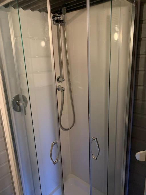 Woodpecker Shepherd Hut With Private Facilities Newmarket Cb8 Apartment *