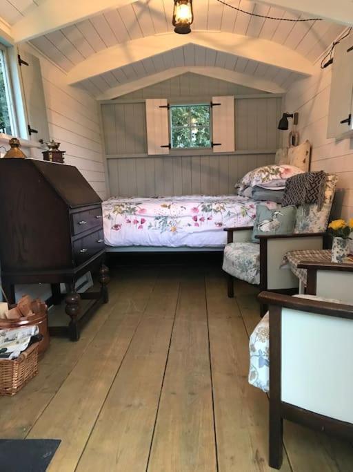Woodpecker Shepherd Hut With Private Facilities Newmarket Cb8 Apartment *