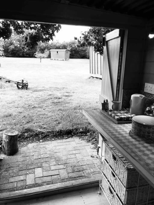 Woodpecker Shepherd Hut With Private Facilities Newmarket Cb8 Apartment *