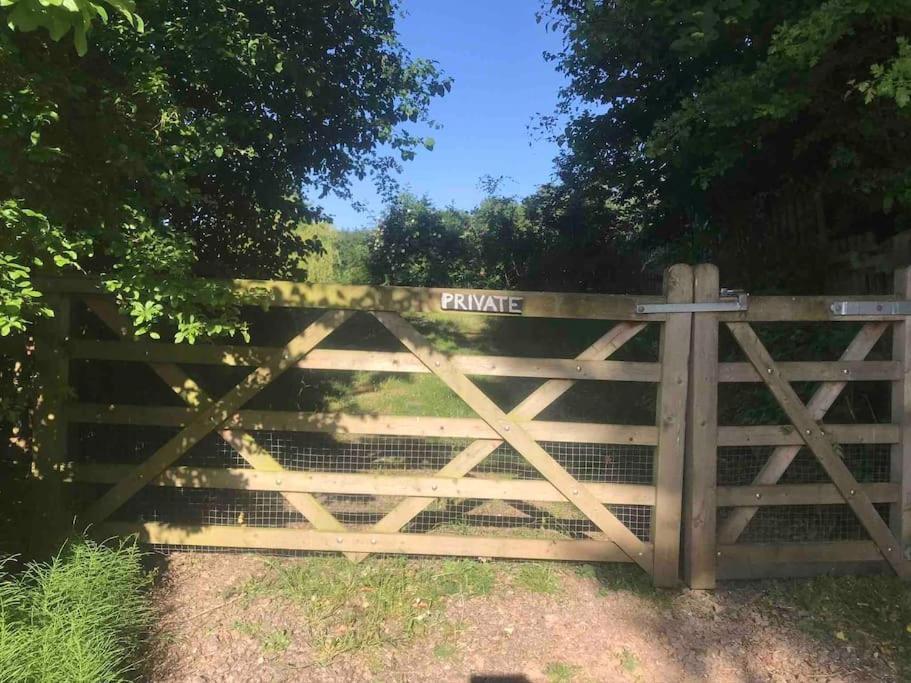 Woodpecker Shepherd Hut With Private Facilities Newmarket Cb8 *
