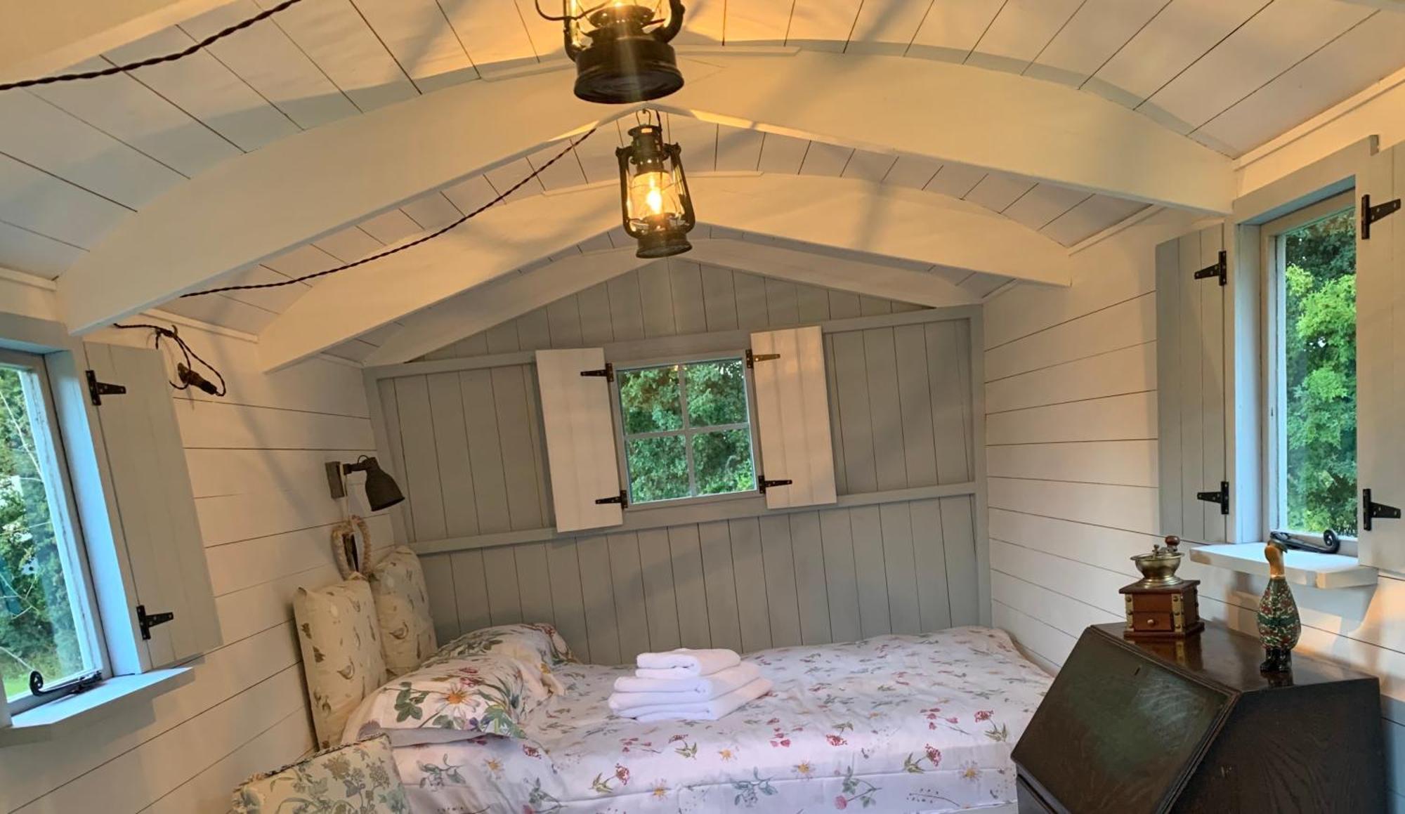 Woodpecker Shepherd Hut With Private Facilities Newmarket Cb8 *