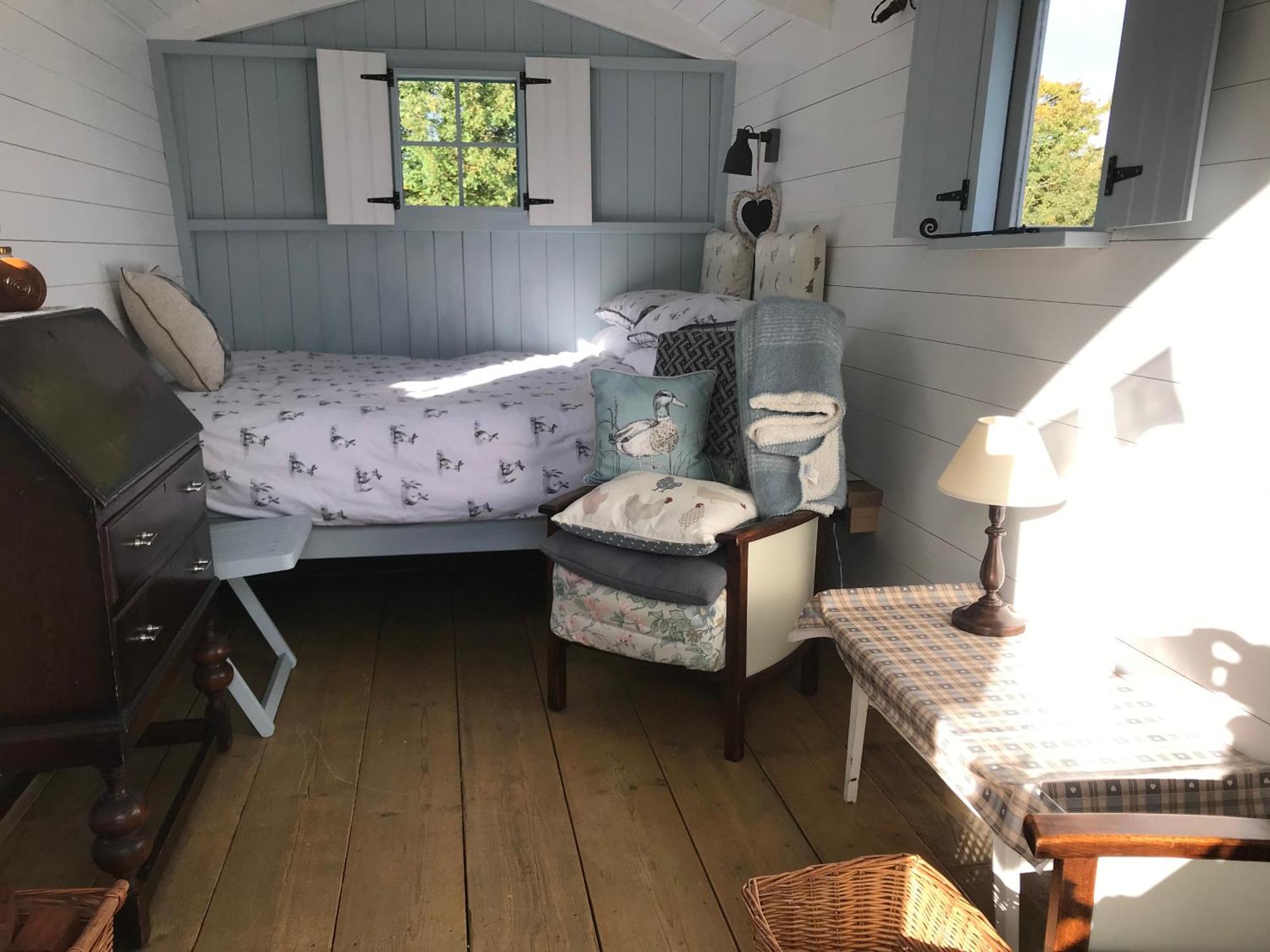 Woodpecker Shepherd Hut With Private Facilities Newmarket Cb8 CBG