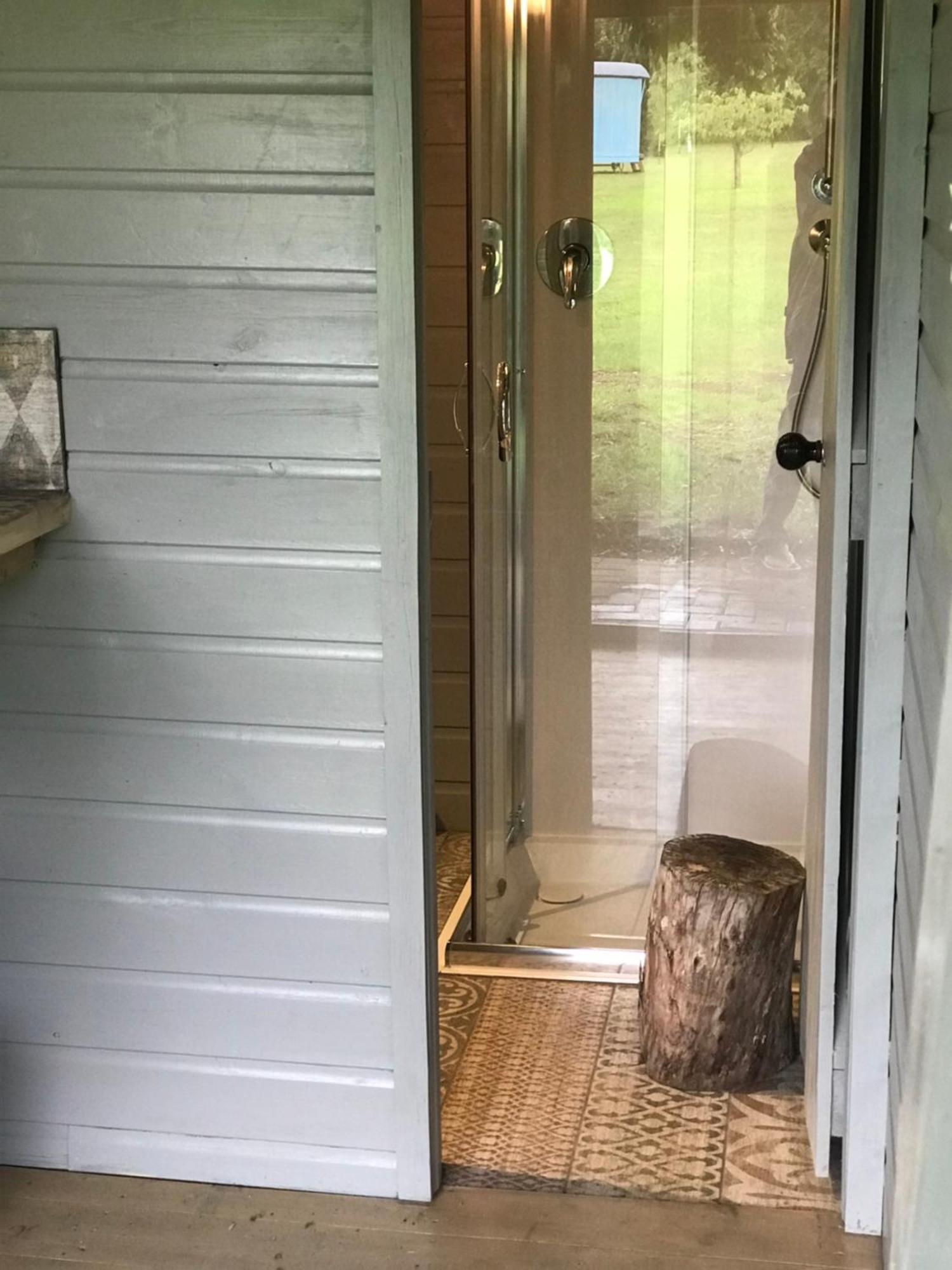 Woodpecker Shepherd Hut With Private Facilities Newmarket Cb8 Apartment