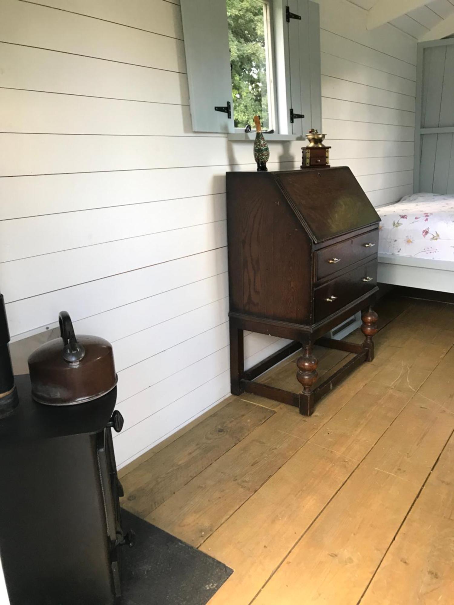 Woodpecker Shepherd Hut With Private Facilities Newmarket Cb8 Cambridge (Cambridgeshire)