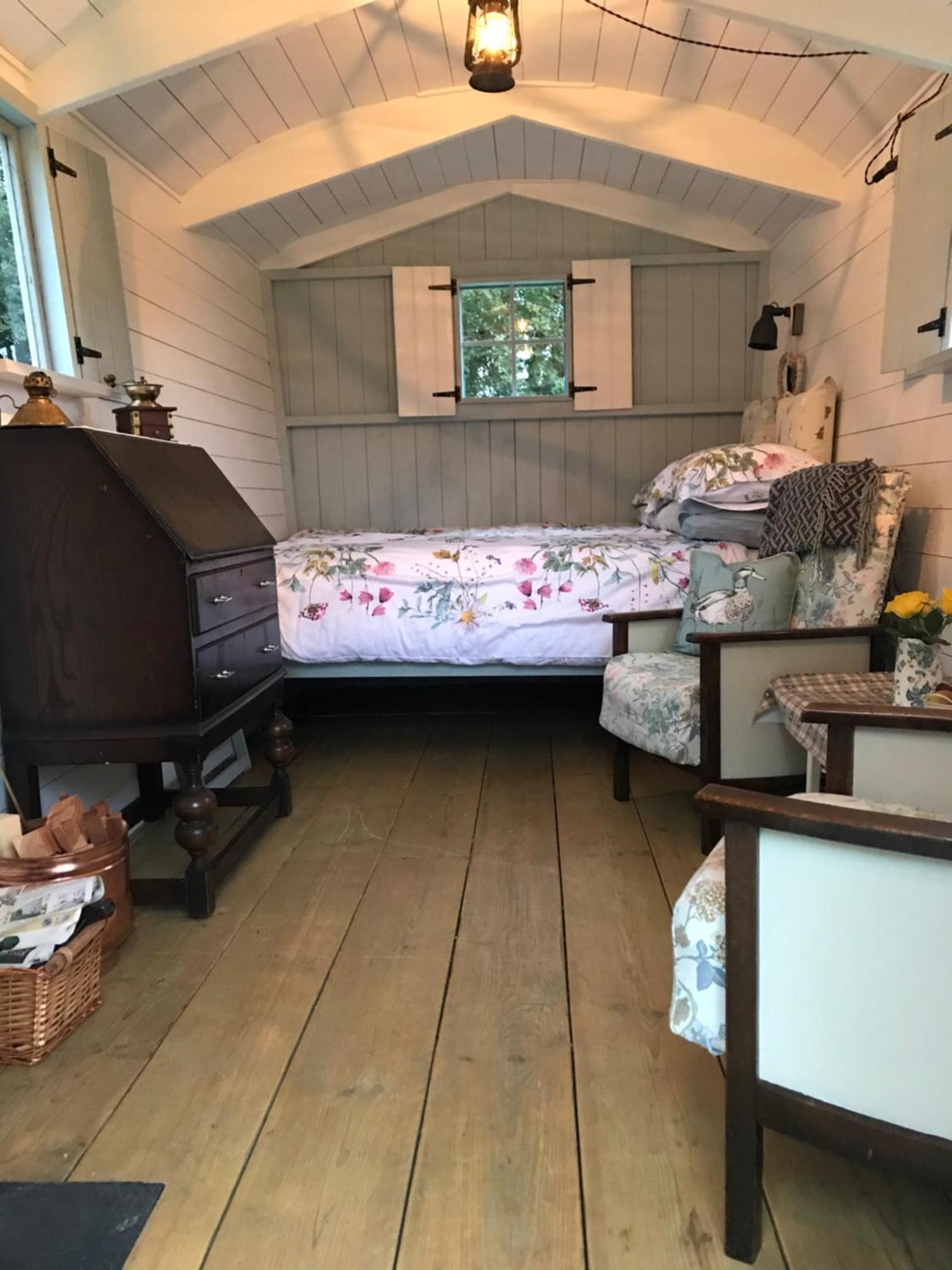 Apartment Woodpecker Shepherd Hut With Private Facilities Newmarket Cb8 *