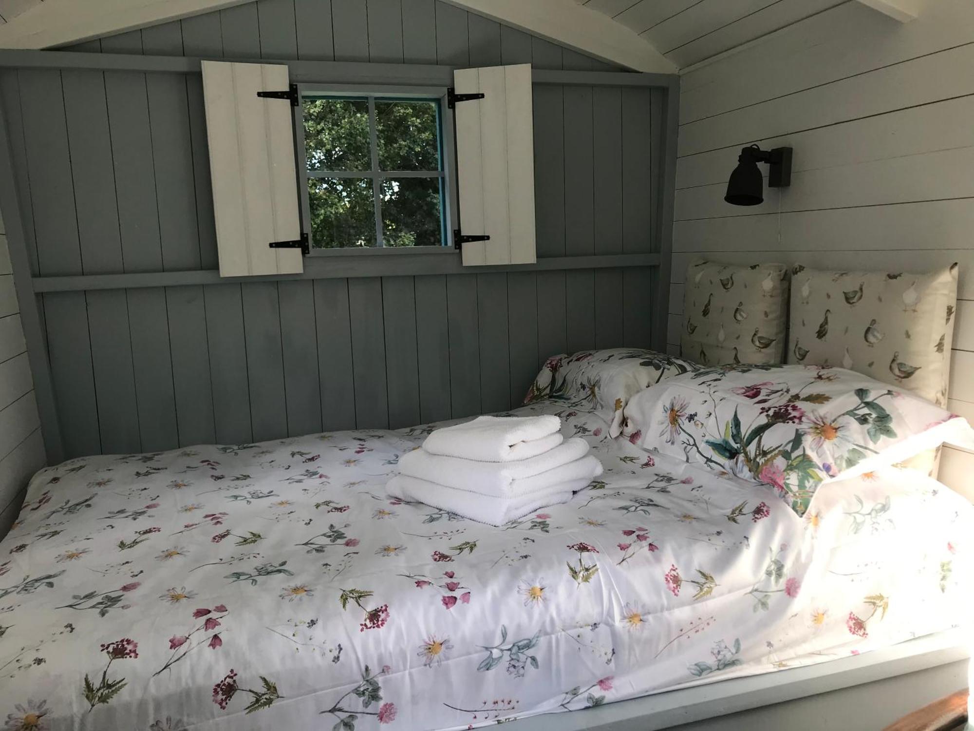 Woodpecker Shepherd Hut With Private Facilities Newmarket Cb8 Cambridge (Cambridgeshire)