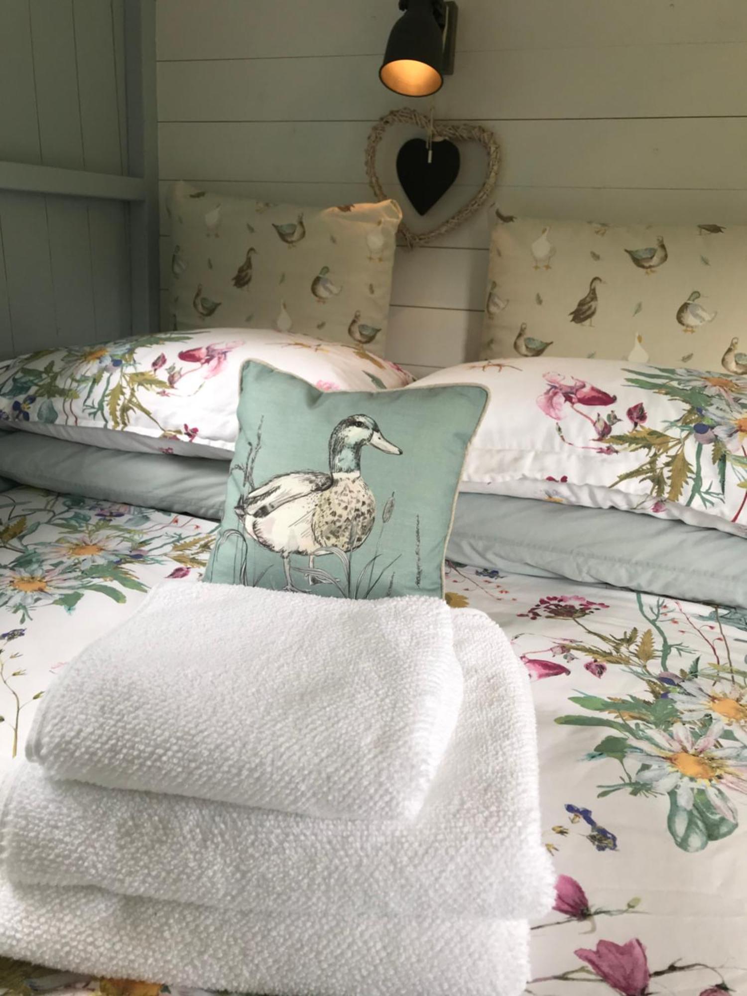Woodpecker Shepherd Hut With Private Facilities Newmarket Cb8 *