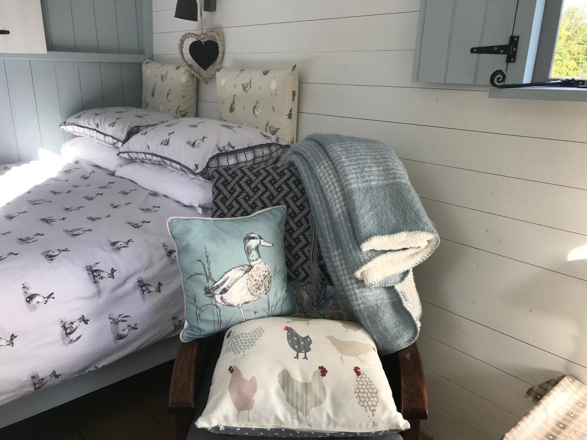 Woodpecker Shepherd Hut With Private Facilities Newmarket Cb8 Apartment Cambridge (Cambridgeshire)
