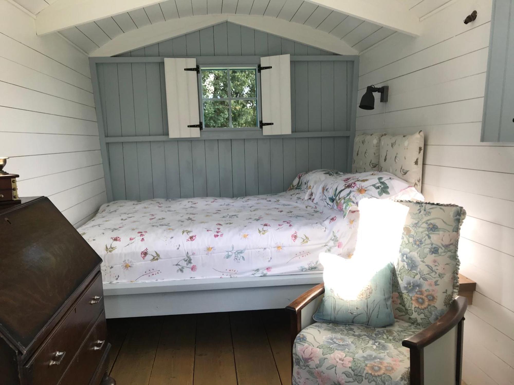 Woodpecker Shepherd Hut With Private Facilities Newmarket Cb8 Cambridge (Cambridgeshire)