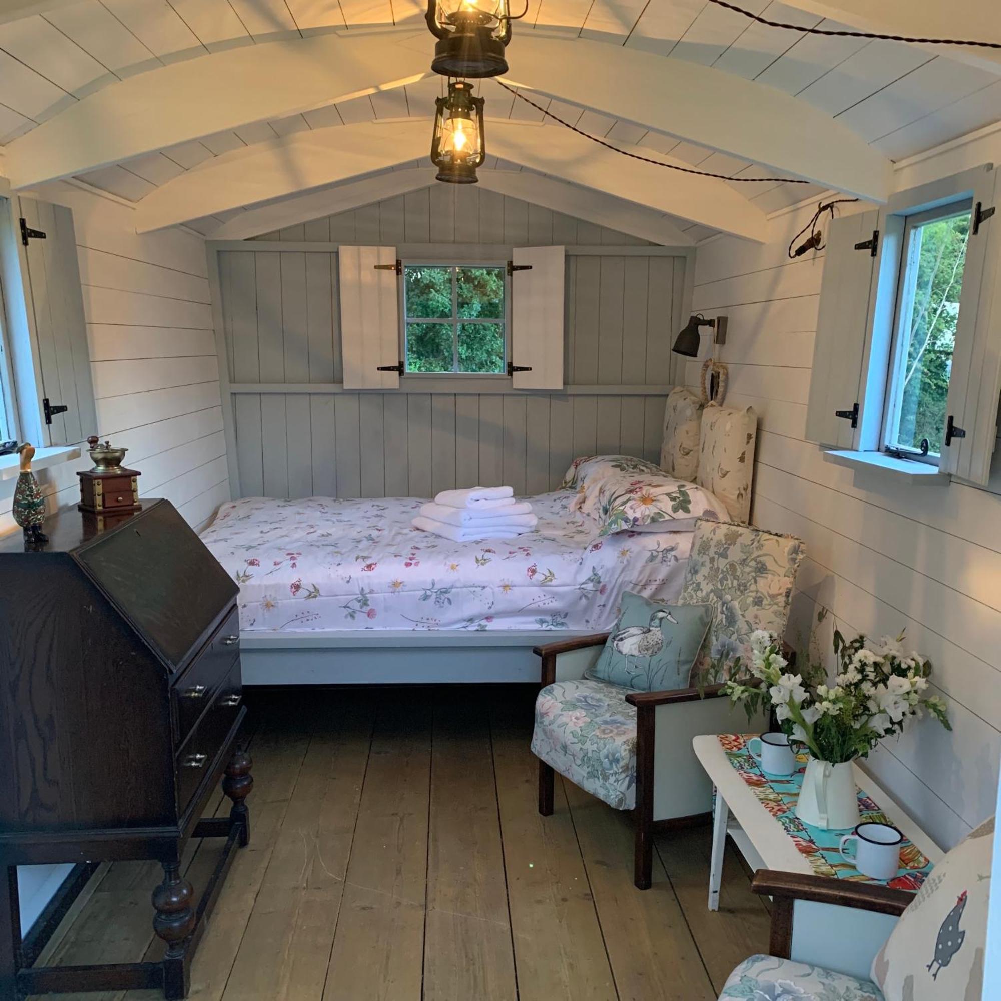 Woodpecker Shepherd Hut With Private Facilities Newmarket Cb8 Apartment *