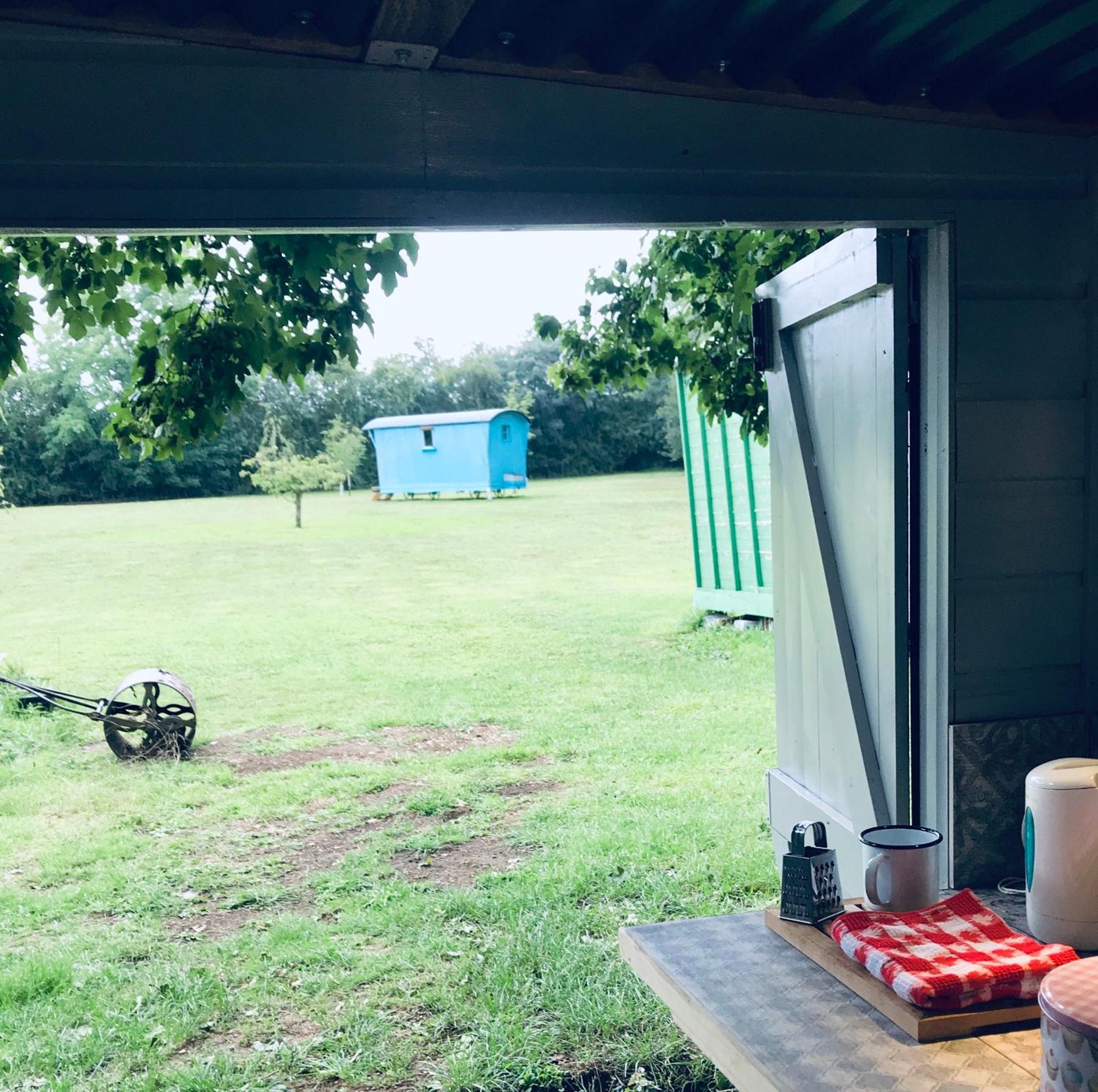 Woodpecker Shepherd Hut With Private Facilities Newmarket Cb8 Apartment